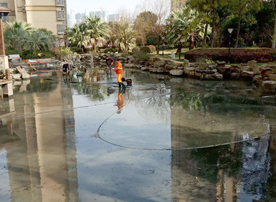 新华景观池淤泥清理